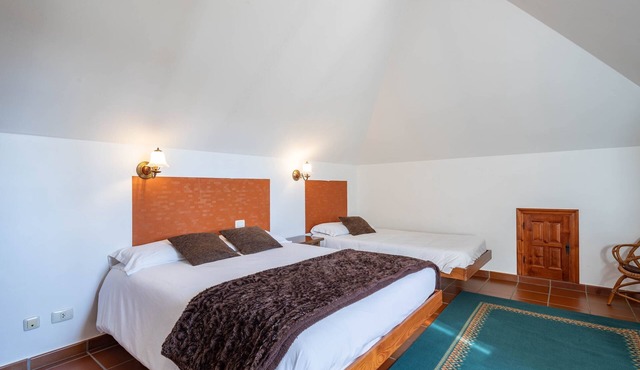 Bed and Breakfast 'Habitación Doble 1' with Mountain View, Shared Pool and Wi-Fi in Tui