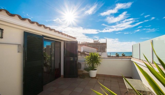 Blue Sea Apartment: with Two Terraces, Sea View, Next to the Beach in Canet de Mar