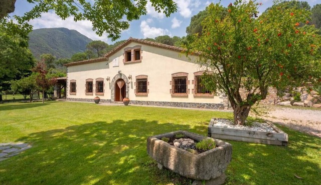 Can Caldeta: Nature and privacy in Gualba