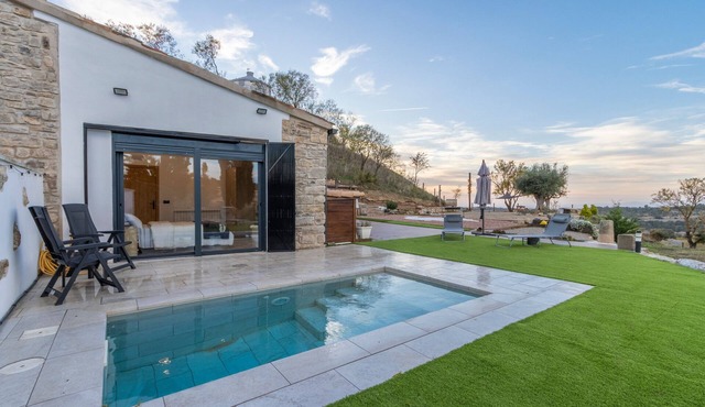 Cantó El Sech: Tourist Home H.U.T with Pool and Private Enclosed Grounds in Montoliu de Segarra