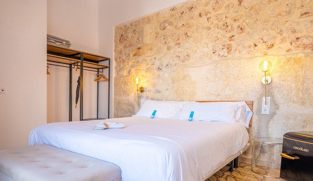 CAS CATALÀ - SUITE VP - Beautiful room in a boutique hotel with views of the shared pool in Sineu