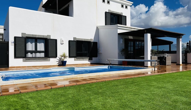 Casa Leila - A romantic, adults-only, luxury, private villa to rent in Faro Park in Playa Blanca
