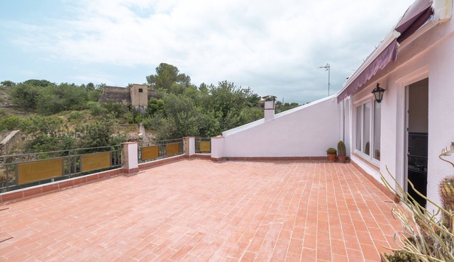 Casa Lindo – Bright Apartment with Large Terrace Next to the Vía Verde in Aldover