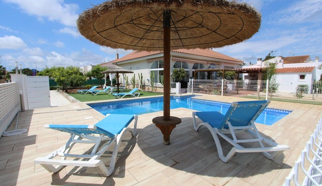 CASA PERLA,Ideal house for your holidays near the sea, free wifi, air conditioning option, private pool, pets allowed, dog’s beach in DELTA DE L'EBRE