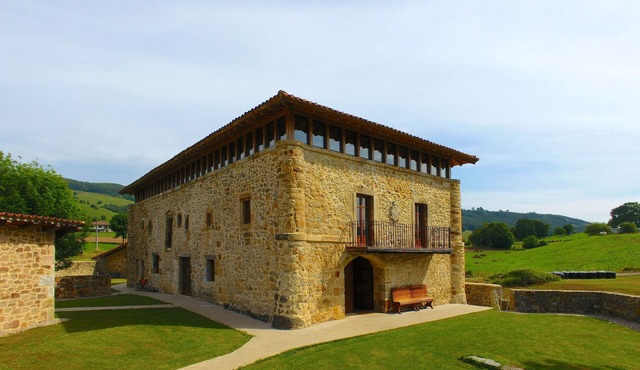 Casa Rural Alvarado, walled tower house from the 15th century, capacity 20-30 people. in Secadura