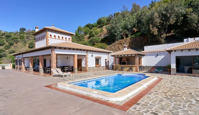 Chalet 'Villa Alejandro En Sayalonga' with Mountain View, Wi-Fi and Air Conditioning in Sayalonga