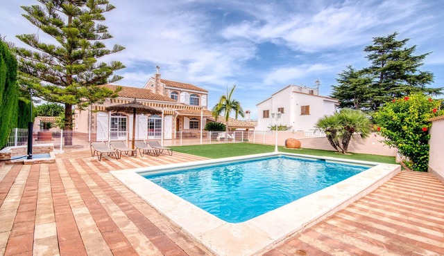 Chalet "Villa Bonavista" with pool and Wi-Fi in Benifayo