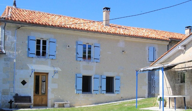 Charming Stone Cottage with Private Yard, Fireplace, and Family Amenities in Tranquil Setting in Chalais
