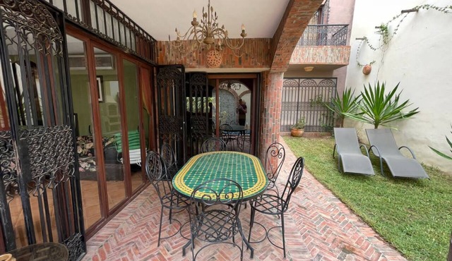 CHARMING VILLA WITH SWIMMING POOL NEAR THE CENTER