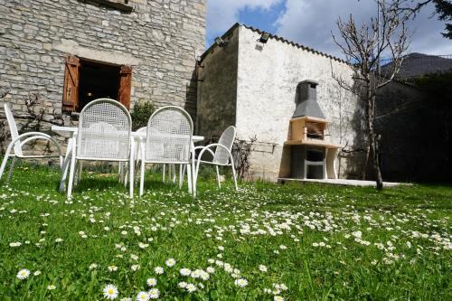 Cirjuana, casa en el centro con agradable jardín y barbacoa BY PIRINEOS 360 in Biescas