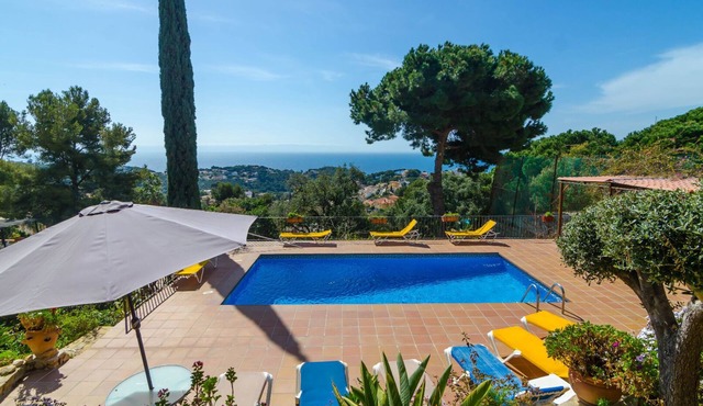 Club Villamar - Spacious, authentic Spanish villa for 8 persons with plenty of comfort and privac. in Lloret de Mar