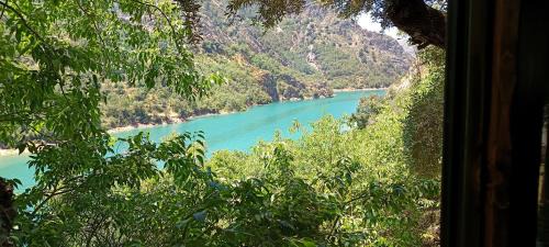 Comfortable lakeside house! in Güéjar-Sierra