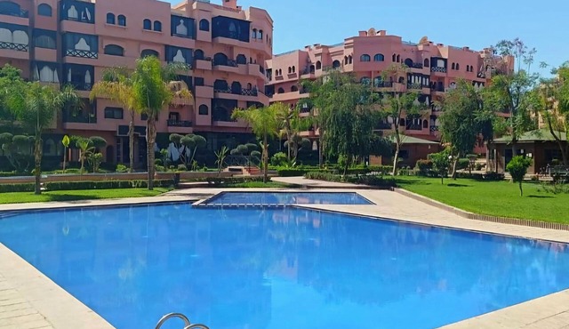 Comfortable poolside apartment near the medina
