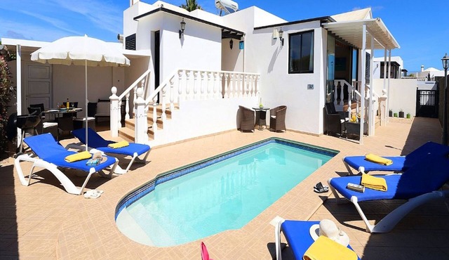 Cosy Lanzarote Villa | 3 Bedrooms | Heated Pool | Villa Honey in Tias