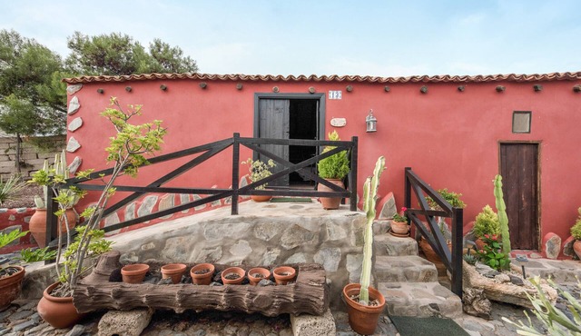 Country Home “Casa Rural El Moral“ with Mountain View, Wi-Fi, Terrace & Garden in Arico