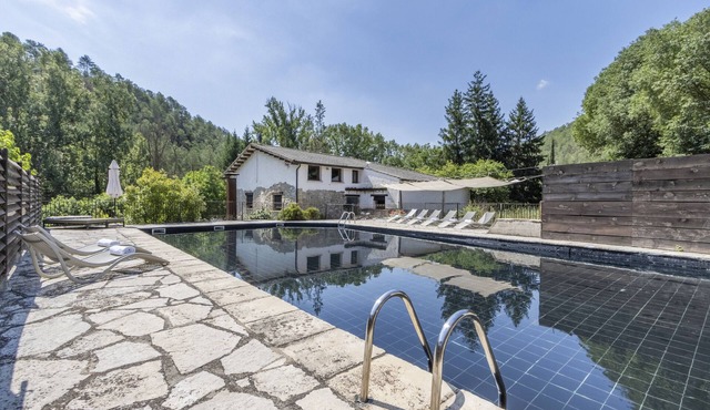 Country House 'Casa Dels Peixos' with Lake View, Private Pool and Wi-Fi in La Baronia de Rialb