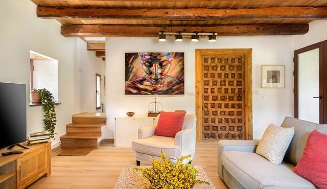 Country House 'Fajinadero Sancho' with Mountain Views, Private Garden and Wi-Fi in Aragüés del Puerto