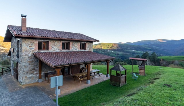 Country House 'El Paraiso Del Yayo' with Mountain View, Private Terrace and Wi-Fi in Cantabria