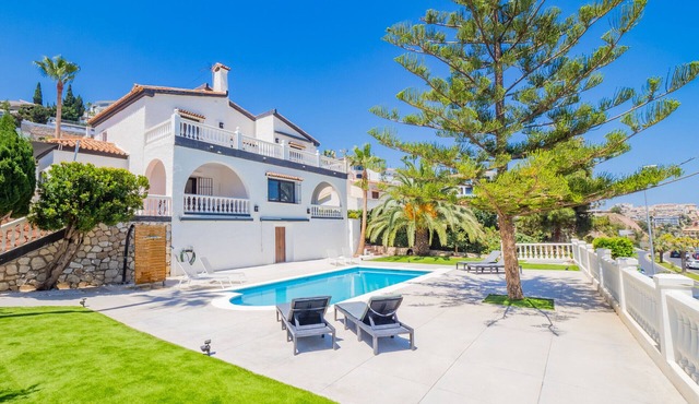 Cubo's Beach Front Villa Benalmadena/close to beach/private pool/air conditioning in Benalmádena