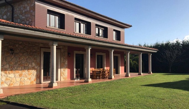 Detached house with large garden, perfect for families. in Colunga