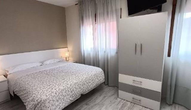 Double room with hydromassage bathtub 80 in Munébrega