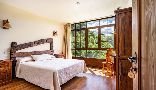 'El Roble' Room with Whirlpool Bath and Shared Pool with Garden in Gamonedo