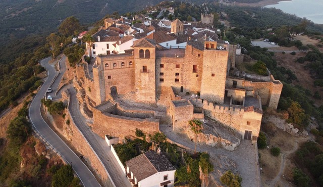 Rural house in the castle Castellar with panoramic view (sea and natural park) in Castillo de Castellar de la Frontera