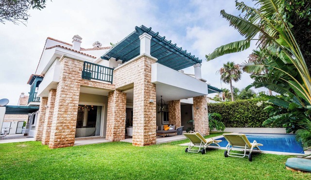Exceptional Villa with Pool, Jacuzzi, and Sauna—2 Minutes from the Beach