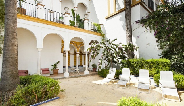 FAB HOUSE WITH GARDEN & POOL HISTORIC CENTER BEHIND CATHEDRAL in Sevilla
