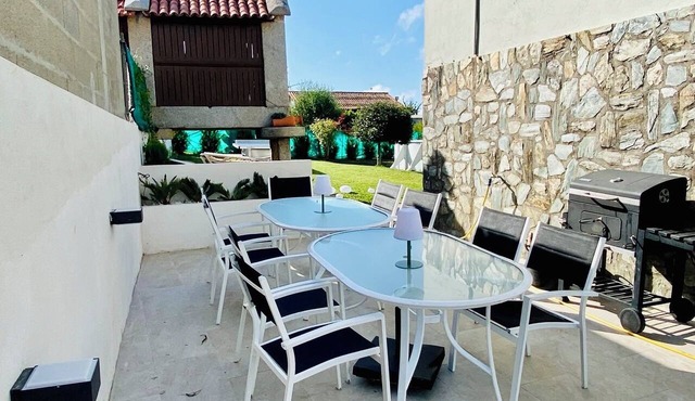 FOGAR DE AROUSA 3 minutes from the beaches, garden, barbecue, swimming pools, playground, children's playground. in vilanova de Arousa
