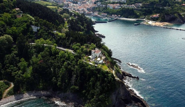 Grand villa on the Cantabrian Sea. Sweeping views, luxurious accommodation in Mutriku