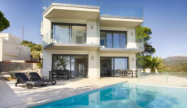 Grifeu House with Shared Pool and Parking in Llançà