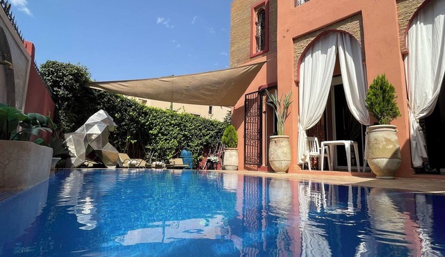 Half-board included | Charming villa | Heated private pool | Jacuzzi | Near downtown