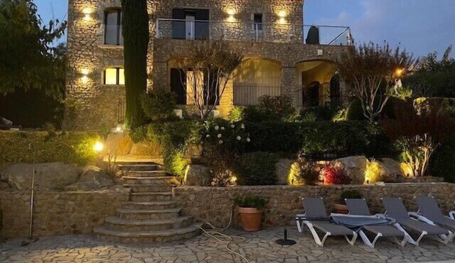 Hillside villa, magnificent views, heated private pool, short walk to village in Calonge