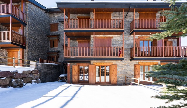 Holiday Apartment “Pie de pistas Font Canaleta La Molina” next to Ski Slopes with Terrace & WiFi in La Molina
