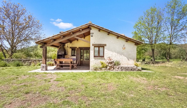 Holiday Home 'La Cirera' with Mountain View, Shared Pool and Wi-Fi in Sant Boi De Lluçanes