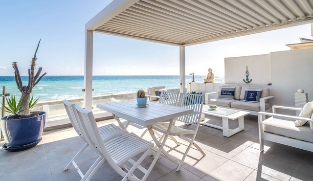 Holiday Home "Beach-Front Bahía Dorada" with Sea View, Shared Pools and Wi-Fi in Estepona