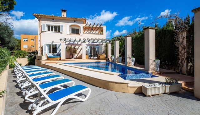 Holiday Home 'Casa Alegria' with Private Pool, Wi-Fi and Air Conditioning in Sa Coma
