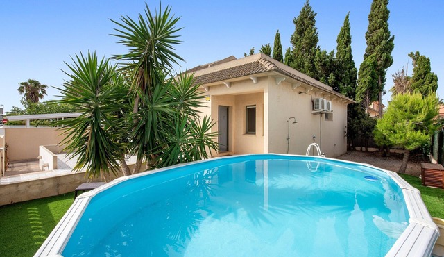 Holiday Home 'Casa De Vacaciones La Terraza' with Private Pool, Wi-Fi and Air Conditioning in Riumar