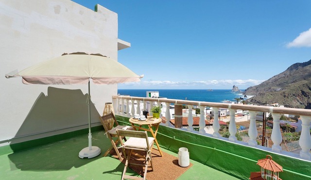 Holiday Home 'House In Anaga' with Sea View, Private Terrace, and Wi-Fi in Almaciga