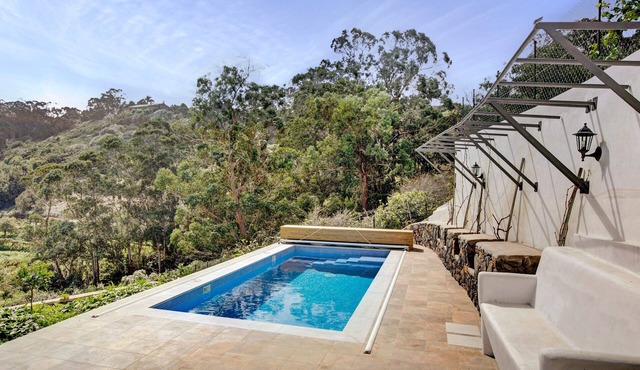 Holiday Home "La Bodega de Julián" with Mountain Views, Private Pool and Wi-Fi in Tegueste