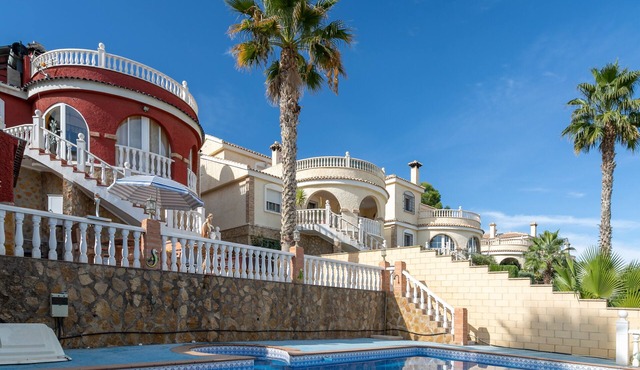 Holiday Home "RR Villa" with Pool, Terrace & Wi-Fi in Monforte del Cid