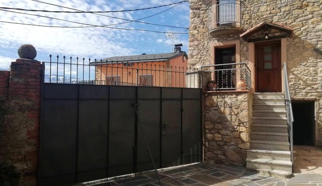 Homerez - Spacious house with terrace and balcony in Prullans