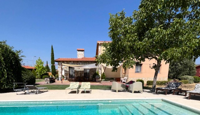 Homerez - Spacious villa for 7 ppl. with swimming-pool and terrace at Uceda in Uceda
