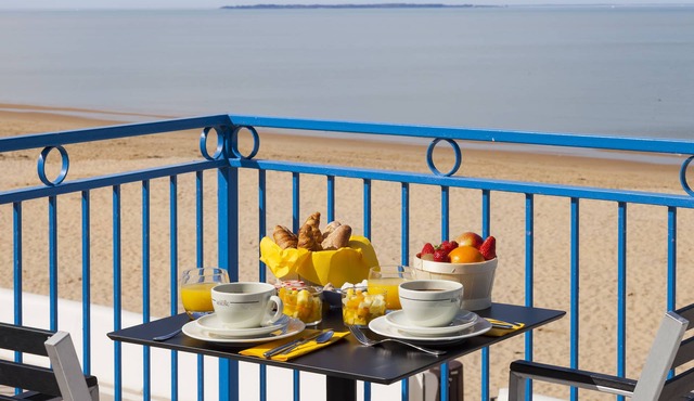 Hotel Les Flots - Chatelaillon Plage in Chatelaillon-Plage