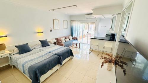 Hotel PYR, Spacious Studio with a Big Terrace in Fuengirola