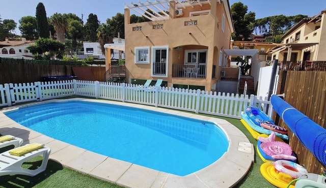 Impressive Villa Paraíso with Pool, Jacuzzi, Wi-Fi & Air Conditioning in Torremolinos