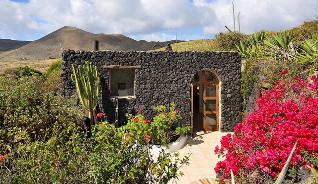 La Bodega – On a Volcano with Piano, Sea Views, Private Terrace and Wi-Fi in Haria