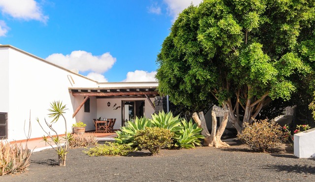 'La Rubina' with Mountain View, Private Pool and Wi-Fi in Teguise