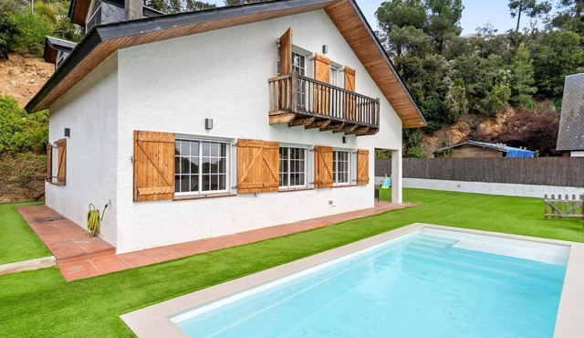 Large outdoor area, private pool and have fun in Sant Cebrià de Vallalta